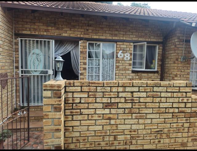 4 BEDROOM TOWNHOUSE FOR SALE IN SAFARI GARDENS